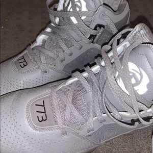 D rose basketball shoes